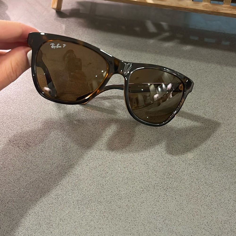 Men Ray Ban sunglasses tortoise
